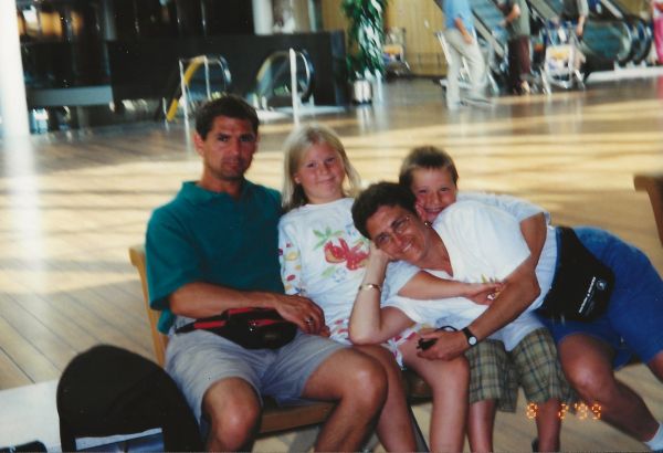 Sweden,1999,Nancy Schneider, Tom, Nadia, Alexis Kershaw Sweden,1999,Nancy Schneider, Tom, Nadia, Alexis Kershaw